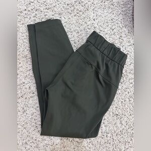 Lululemon olive green jogger on the fly luxtreme size 4 athletic dance